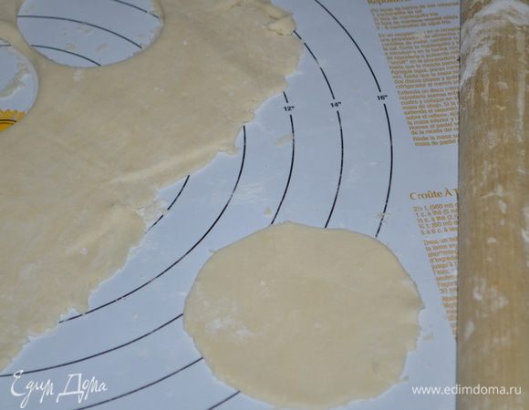 Тесто раскатаем и вырежем по размеру наших формочек, можно использовать стакан, подходящий по размеру формы.