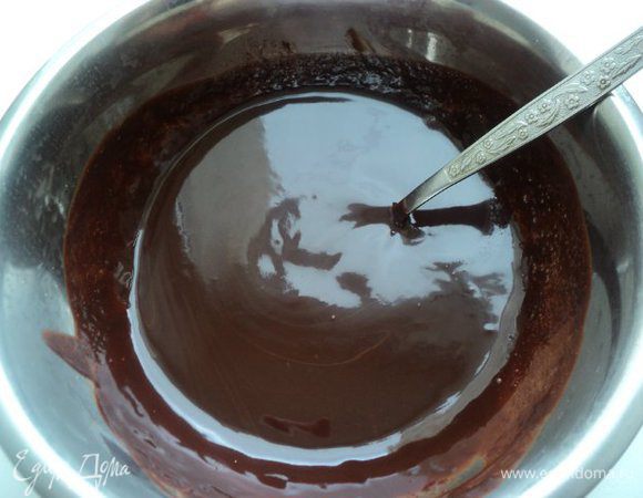 Шоколад поломать, масло нарезать кусочками, сложить в миску и растопить на водяной бане.