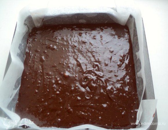 Форму (у меня 20х20см) смазать маслом и застелить бумагой для выпечки. Вылить шоколадное тесто, разровнять.