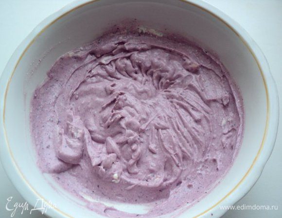 Сладкие творожные сырки (можно творог или сливочный сыр+сахар) взбить миксером с черничным пюре и яйцом. 