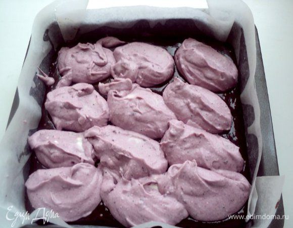 
Выложить творожную массу на шоколадное тесто.
