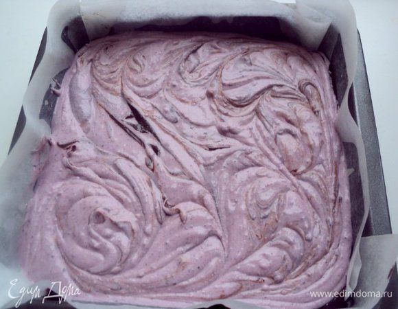 Деревянной шпажкой смешать слои в виде мраморного рисунка.