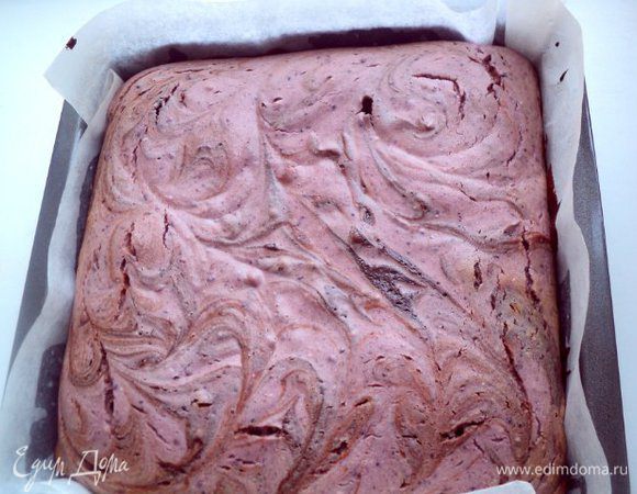 Выпекать в духовке при температуре 180 градусов 25-30 мин. После выпекания деревянная шпажка при проверке  готовности брауни  должна оставаться немного влажной и середина  брауни должна подрагивать.