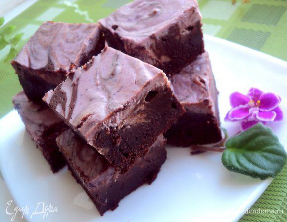 Брауни охладить и поставить в холодильник на ночь. При подаче нарезать на кусочки и можно наслаждаться! Приятного аппетита!