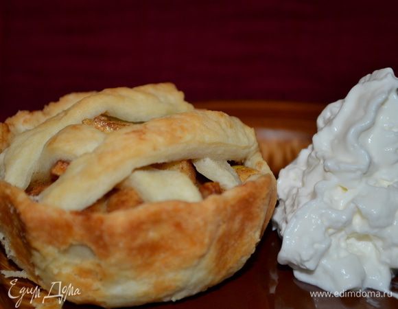 Дадим остыть и достанем из формочек. Подаем с мороженым или взбитыми сливками.