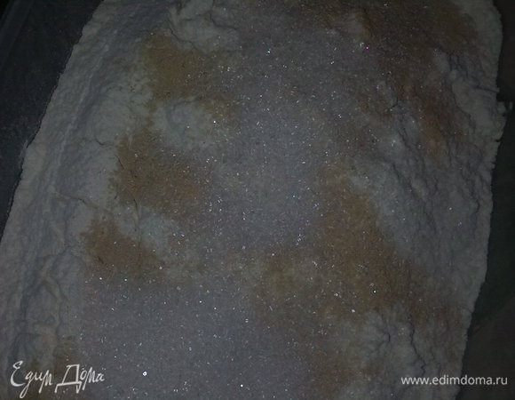 Смешиваем муку, дрожжи, соль, сахар.