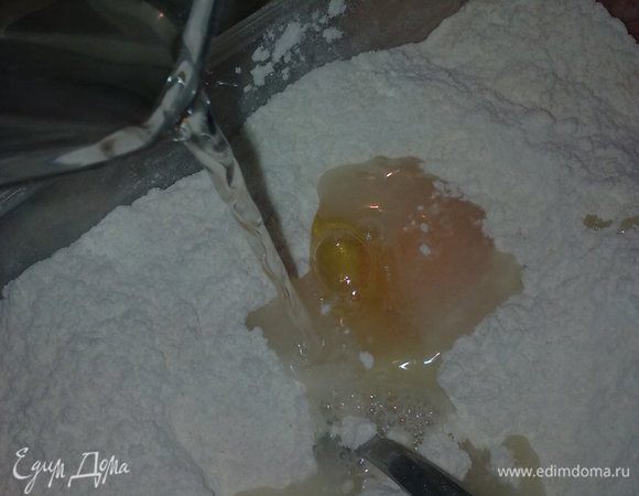 Добавляем яйцо, воду, масло и натертый мелко сыр, замешиваем тесто, даем немного времени ему подняться.