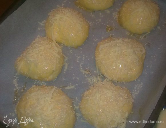 Делим на небольшие булочки. Даем минут 20 подняться. Смазываем желтком. присыпаем сыром и кунжутом. Можно сверху еще посыпать сухим чесноком. Будет ароматно. 
Отправляем в духовку на 20 мин при 180 градусах.