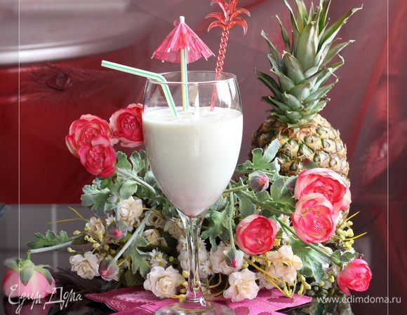 В блендере смешиваем йогурт с ванилью,добавляем кокосовое молоко.

Вливаем сок имбиря ,добавляем кусочки ананаса с сиропом и взбиваем до однородного состояния.

Разливаем по бокалам, добавив кусочки льда.

Очень вкусный напиток с нежным кокосовым вкусом :).

Для меня получился полноценный завтрак :).
