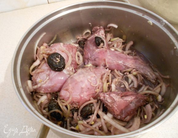 Мясо хорошо вымыть, разрезать на порционные куски, посолить и поперчить, залить вином, добавить чернослив и нарезанный полукольцами лук. Оставить мариноваться в холодильнике на ночь.