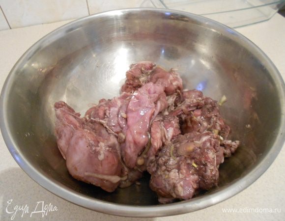 На следующий день. Слить вино. Мясо отделить от лука и чернослива.