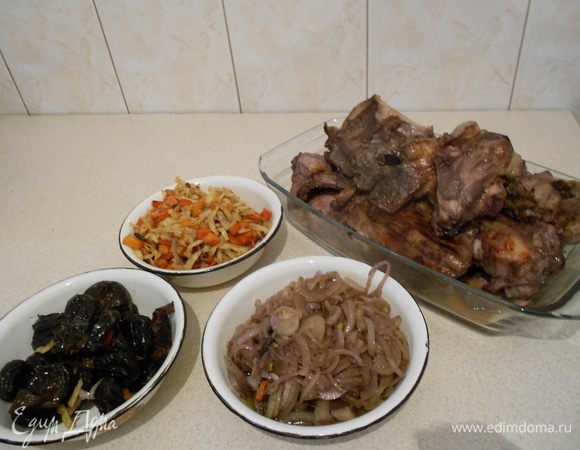 Морковь нарезать небольшими кубиками, сельдерей можно натереть на терке, или же поступить, как и с морковью. Обжарить овощи на раст.масле. Лук из маринада тоже слегка пассеровать, добавив измельченный чеснок.