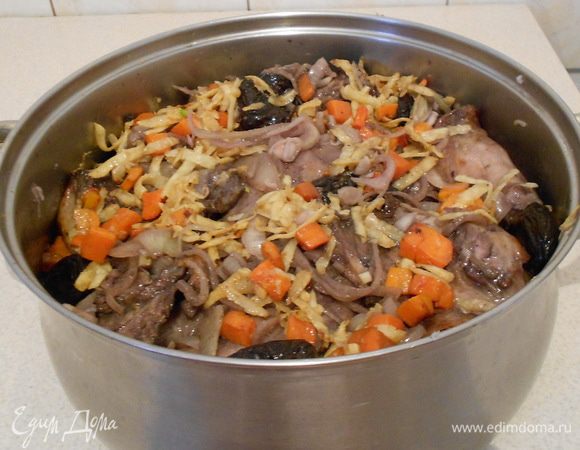 Собрать все овощи и мясо в кастрюле, добавить лавровый лист, заправить любимыми специями, вылить вино-маринад, долить кипяченой воды и тушить под крышкой 1 час. Добавить чернослив и оставить еще на 30 минут.