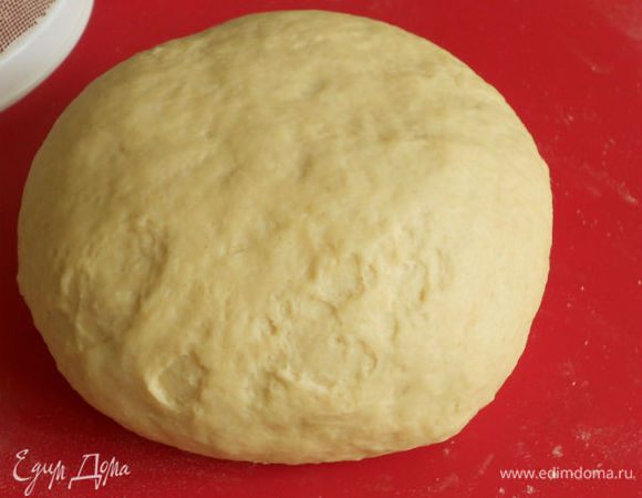 Вымесить хорошо тесто на посыпанной мукой поверхности, собрать в шар,