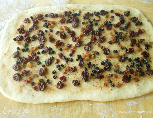 Затем  раскатать тесто в прямоугольник 23х40 см.
Смешать все ингредиенты начинки и разложить её по тесту, отступив на 2 см от края. (В этот раз я делала без цукатов по просьбе дочери.)