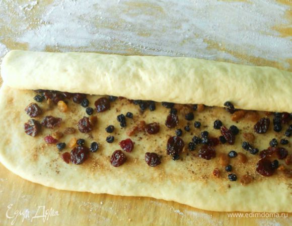  Скалкой слегка (!!!)  вдавить начинку в тесто и скрутить в довольно плотный рулет. Нажать на шов, чтобы запечатать его.
