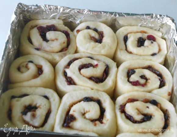 Квадратную форму для выпечки (20х20 см) смазать маслом. (Я постелила внутрь фольгу). Уложить булочки в форму срезом вверх и оставить на расстойку  на 30-45 мин., накрыв полотенцем.