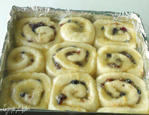 В сотейнике смешать все ингредиенты заливки, довести до кипения и равномерно  полить  поднявшиеся булочки.