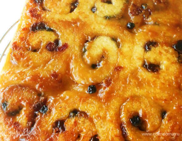 Вынуть форму из духовки и остудить вместе с булочками в течении 15 мин. Затем перевернуть готовые булочки на решётку, позволяя глазури стекать по бокам. Минут через 10-15 переложить их целиком на блюдо и подавать к чаю, кофе или с молоком. Булочки остаются липкими и в этом их ещё одна прелесть!