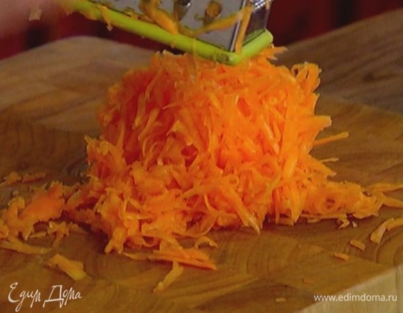 Тыкву почистить и натереть на крупной терке.