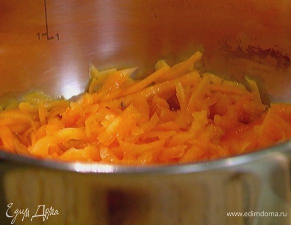 В небольшой кастрюле вскипятить воду, отправить в нее натертую тыкву и варить 5 минут.