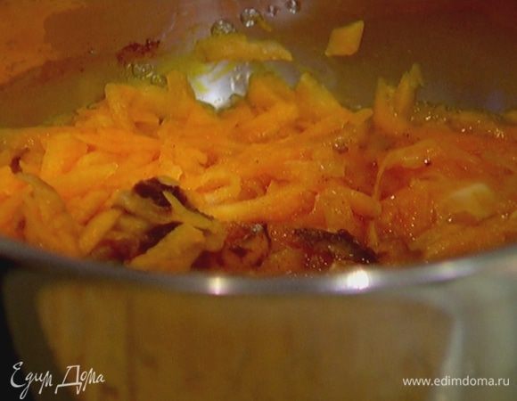 Добавить корицу, сахар, перемешать и еще немного прогреть, затем воду слить.