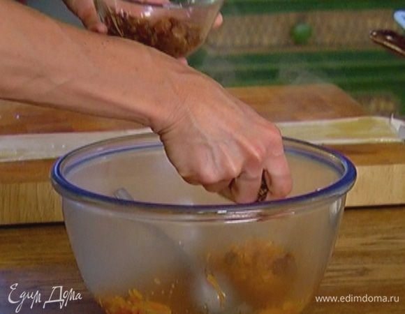 Изюм слегка отжать от коньяка и добавить к тыкве.