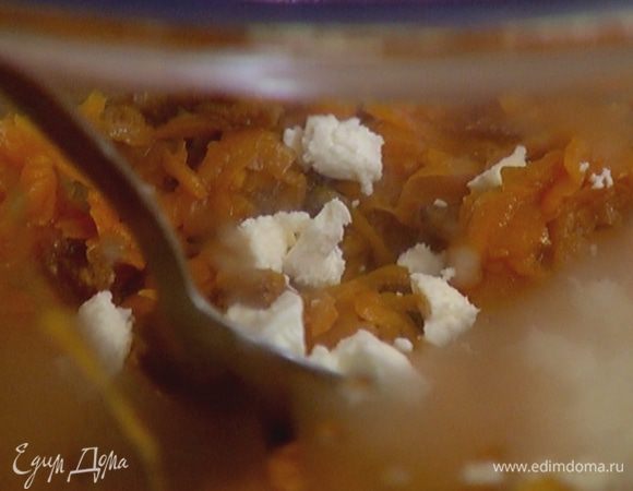 Фету покрошить руками и отправить к тыкве.