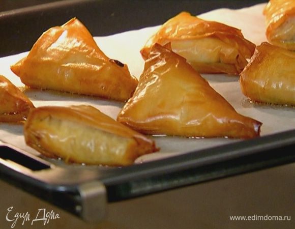 Противень выстелить бумагой для выпечки, выложить пирожки и отправить в разогретую духовку на 20 минут.