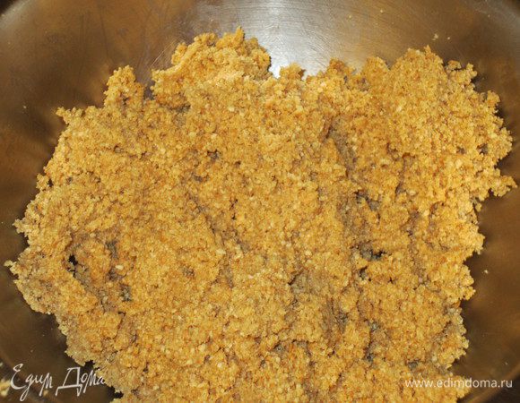 Измельчить печенье в блендере и смешать со сливочным маслом комнатной температуры до однородной массы.