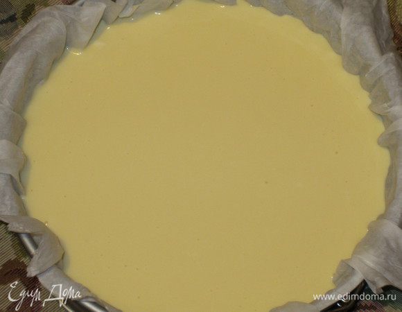 Выложить начинку в форму. Выпекать в разогретой до 180°С духовке 50 минут.