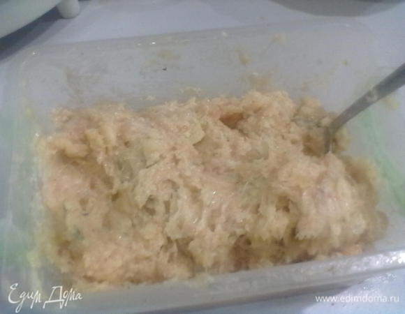 Куриные грудки вместе с яйцом, резаным розмарином, тимьяном, маслом и приправами хорошо взбить блендером. Мелко рубленый лук спассеровать на растительном масле, соединить с фаршем,хорошенько вымесить. Дать "отдохнуть".