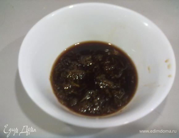 Для соуса соединяем тертый имбирь, соевый соус, жидкий мед и бальзамико. Хорошо перемешиваем. Отставляем в сторону