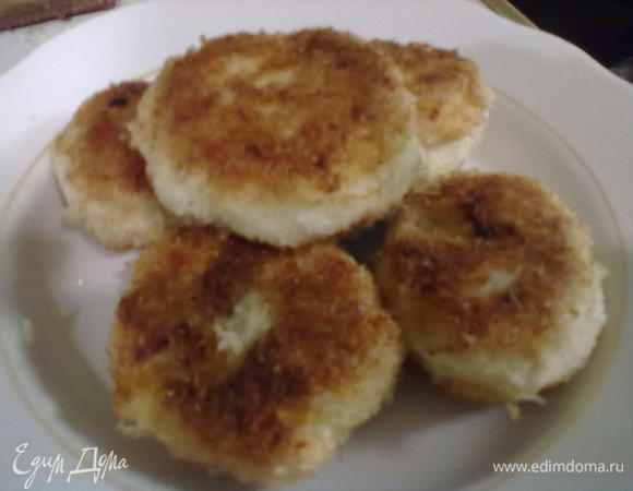 Из фарша формируем кругленькие, пышненькие котлетки (только не плоские, а то они будут суше), обжариваем в хорошо разогретом масле по 2 мин. с двух сторон, накрываем сковороду крышкой, выключаем огонь, ждем 5-7 мин. Котлетки готовы.