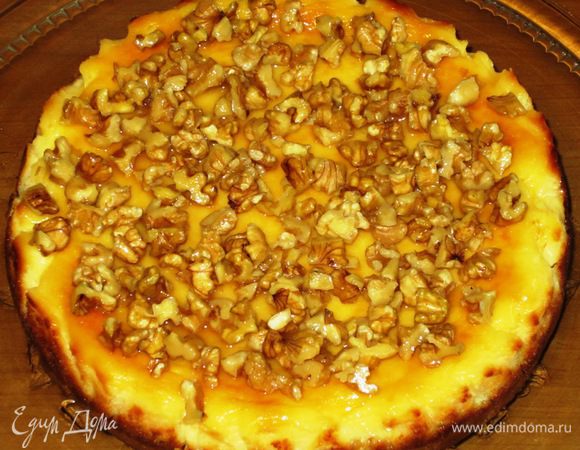 Мёд растопить в яблочном соке на слабом огне. Добавить мелко нарезанные орехи, перемешать и выложить на чизкейк. Приятного аппетита:)