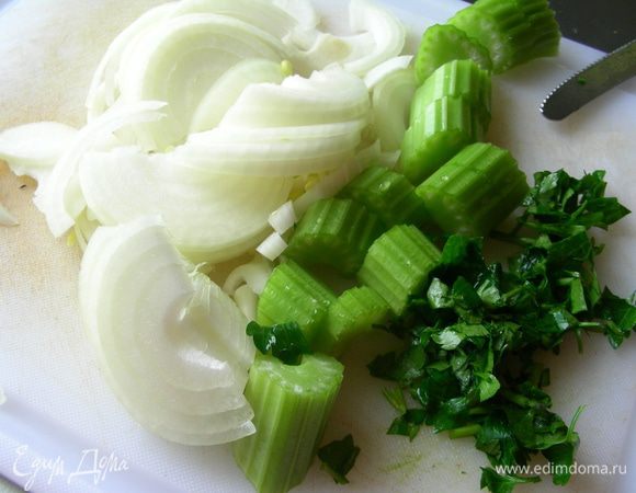 Лук режем полукольцами, сельдерей крупно, зелень рубим.
