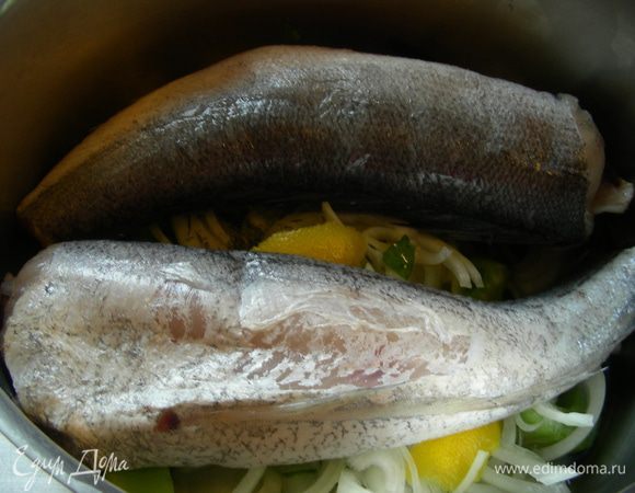 Если каркас и рыбьи головы крупные, то их надо порезать на средние куски. Я свои рыбки так целыми и оставила. Кладем все ингредиенты в большую кастрюлю, заливаем холодной водой. Накрываем крышкой и доводим до кипения на среднем огне.