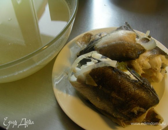 Готовим минут 20, периодически снимая пену. Убираем бульон с огня и процеживаем его. Полностью его остужаем. Теперь он готов для использования. Также его можно заморозить.
