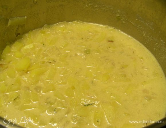 Вливаем рыбный бульон и молоко и томим на среднем огне до готовности картофеля. 
