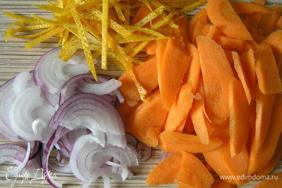 Цедру 2х апельсинов нарезать полосками, лук - тонкими полукольцами, морковь - вдоль пополам и наискосок не слишком тонкими дольками. Капусту разделить на небольшие соцветия.