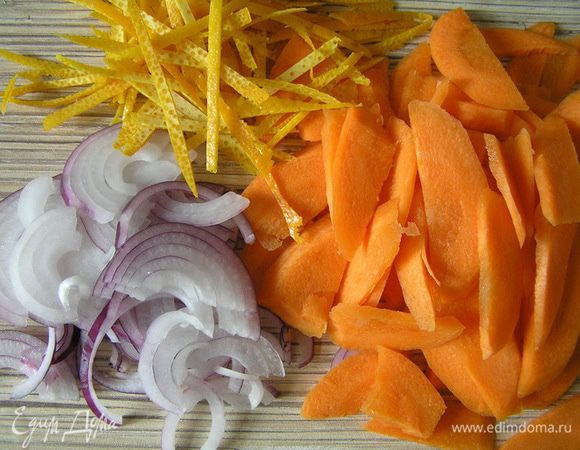Цедру 2х апельсинов нарезать полосками, лук - тонкими полукольцами, морковь - вдоль пополам и наискосок не слишком тонкими дольками. Капусту разделить на небольшие соцветия.

