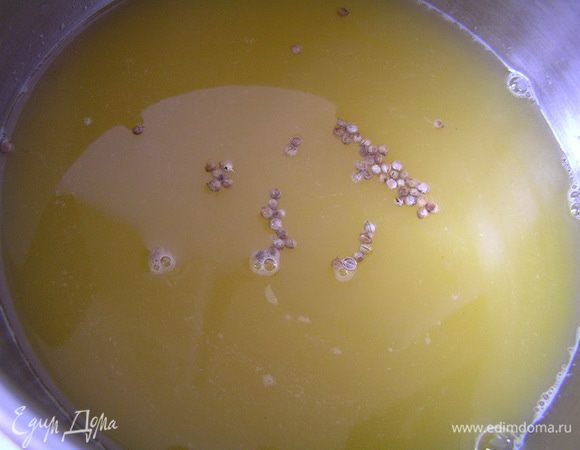 Для соуса выжать сок всех апельсинов и лимонов, процедить в кастрюльку через сито. Добавить нити шафрана, вино и кориандр, довести до кипения.

