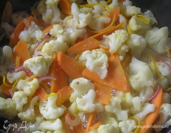 (Примерно через 6-7 минут я посолила и поперчила, в оригинальном рецепте не указано, когда это сделать). В это время вторую половину соуса уварить вдвое.

