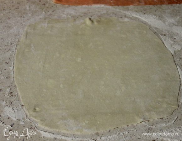 Через час достаем тесто из холодильника, скатываем его в колбаску и делим на 9 равных частей. Каждую часть раскатываем и выпекаем на сухом противне, припыленном мукой, 5-7 минут, при температуре 200 градусов (коржи нужно проткнуть вилкой в нескольких местах, чтобы они в процессе выпекания не пузырились).