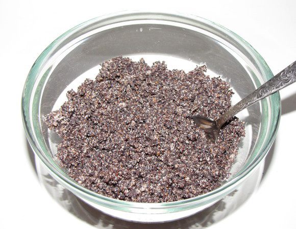 Сначала приготовим маковую начинку. Для этого мак нужно залить кипятком и оставить на 30 минут. Затем перекрутить  на мясорубке, смолоть в кофемолке  или растереть в ступке. Мак должен частично побелеть. Добавить манку, хорошо перемешать.