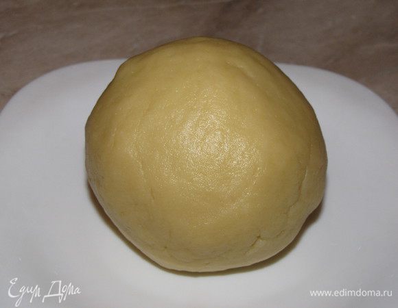 Приготовить рубленое тесто. Для этого просеять в миску муку, добавить натертое на крупной терке замороженное сливочное масло, соль и ледяную воду. Быстро замесить тесто, чтобы масло не растаяло.