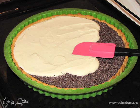 Сверху на мак наливаем сметанный крем, разравниваем лопаткой.