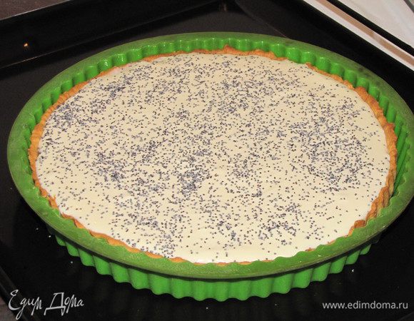  Посыпать немного  не молотым маком для красоты. Выпекаем при 180 гр. 30-35 минут.