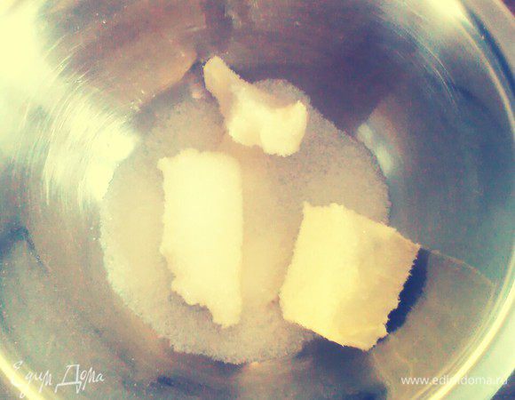 Смешать масло, сахар, ванилин до воздушного состояния. Добавить яйцо. Перемешать.