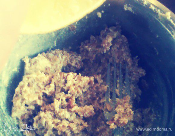 В яично-масляную смесь добавить мюсли, муку и разрыхлитель, лимонный сок